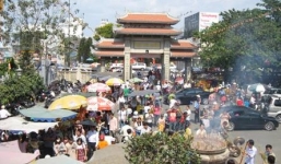 Loạn “thánh” ở TP.HCM: Bùng nổ bói dạo kiểu “nhìn mặt, đặt tiền”